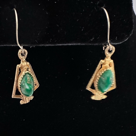 Gold tone Egyptian look earrings with green stone - Picture 2 of 5